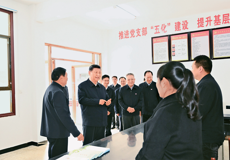 2024年3月18日至21日，中共中央总书记、国家主席、中央军委主席习近平在湖南考察。这是19日下午，习近平在常德市鼎城区谢家铺镇港中坪村党群服务中心了解当地为基层减负、提升基层治理效能等情况。 新华社记者 燕雁/摄